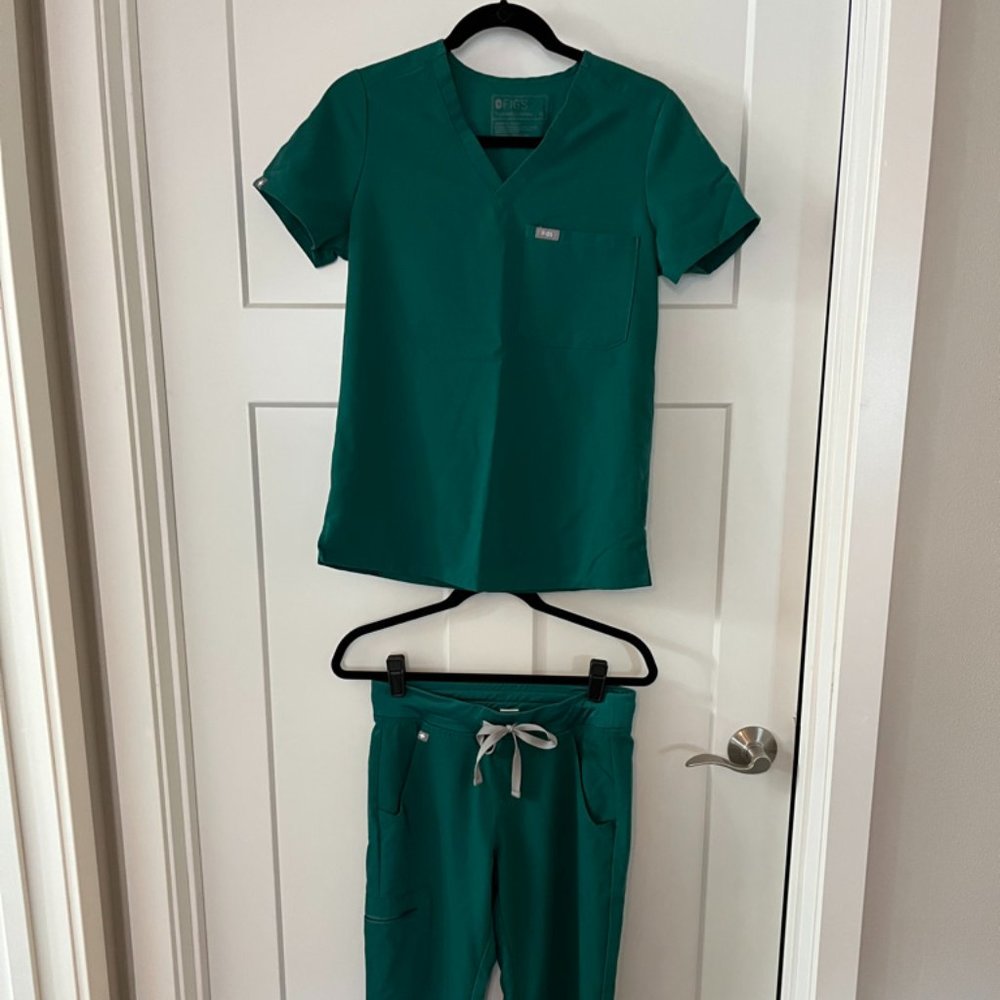 FIGS Scrub Set, XS Catarina Top, XS Petite Zamora Bottom, Hunter Green